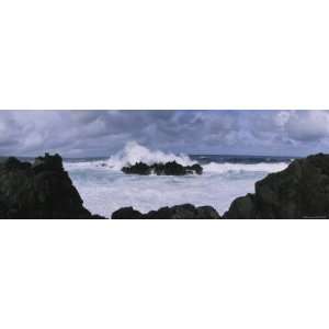 Waves Crashing on Rocks, Maui, Hawaii Islands, USA Premium 
