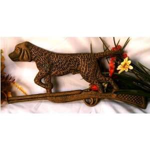  Hunting Dog On Rifle Plaque RUST: Kitchen & Dining