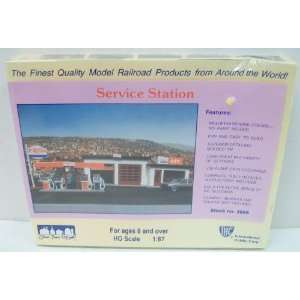  IHC 3509 HO Scale Service Station Kit: Toys & Games