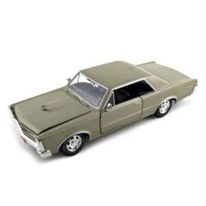  1965 Pontiac GTO 1/24 Gold: Toys & Games