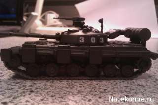 72 T 64 Soviet Tank Die Cast model & 22 Magazine Russian tanks 